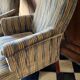 Une paire de fauteuils en velours.