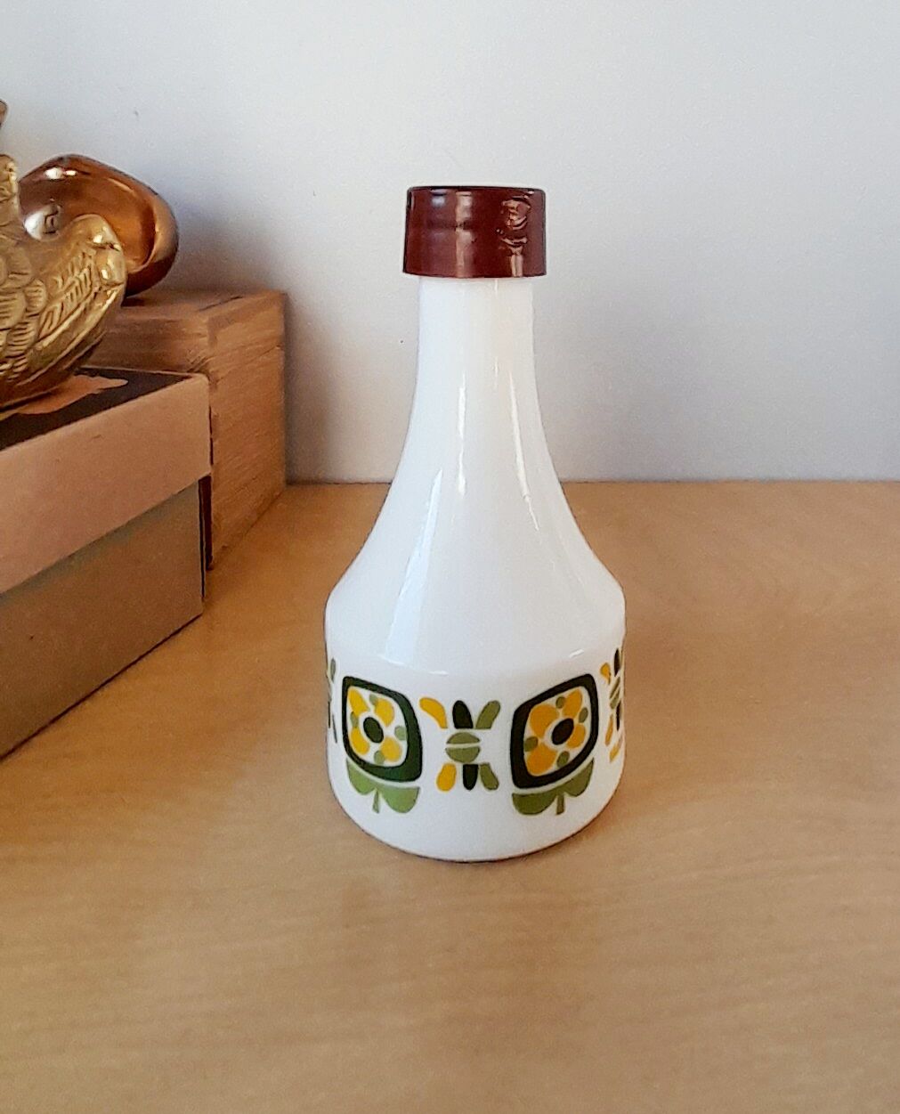 Mobil Arcopal 70s tableware set.