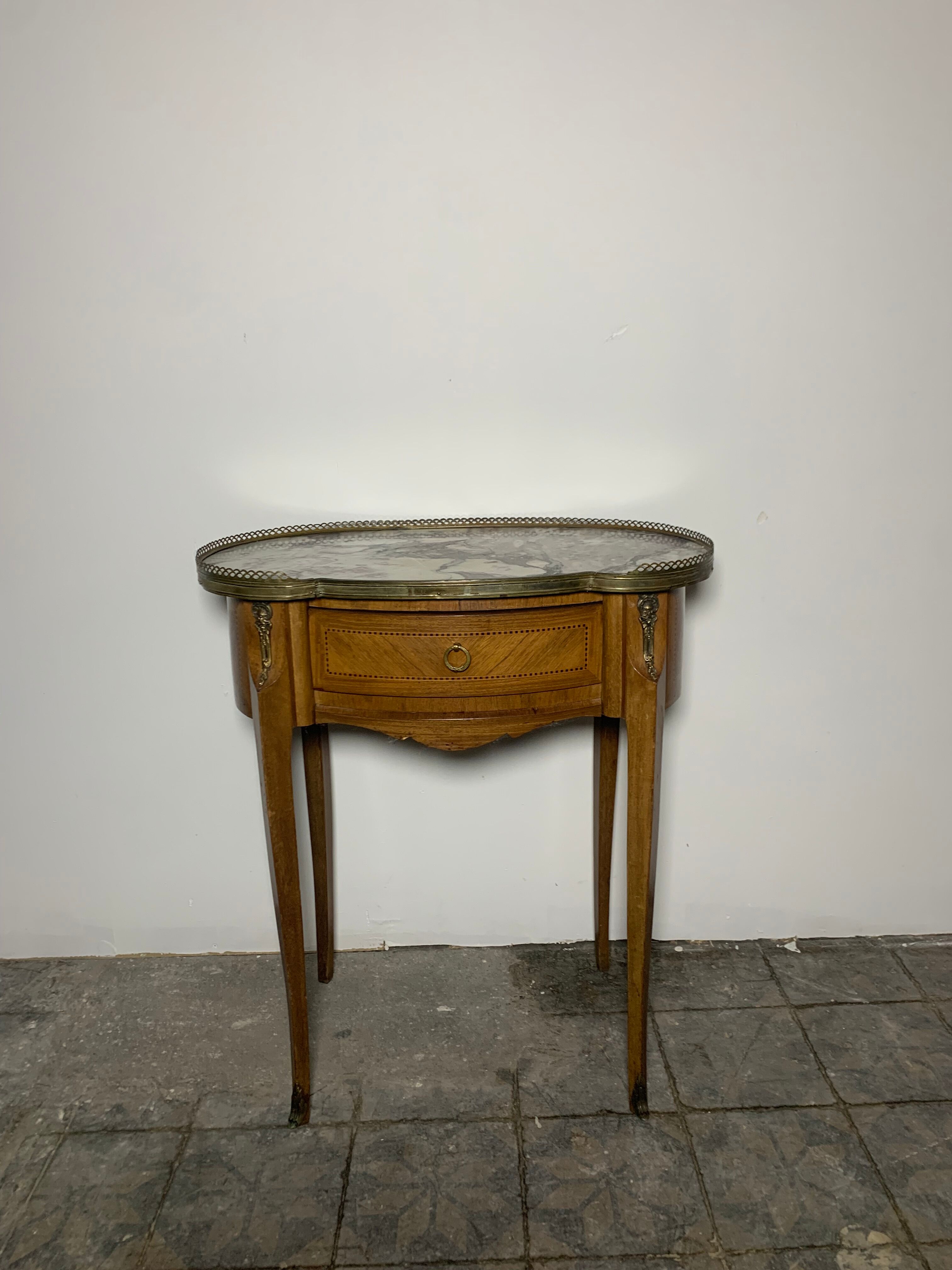 Kidney table transition style, side cabinet small chest of drawers.