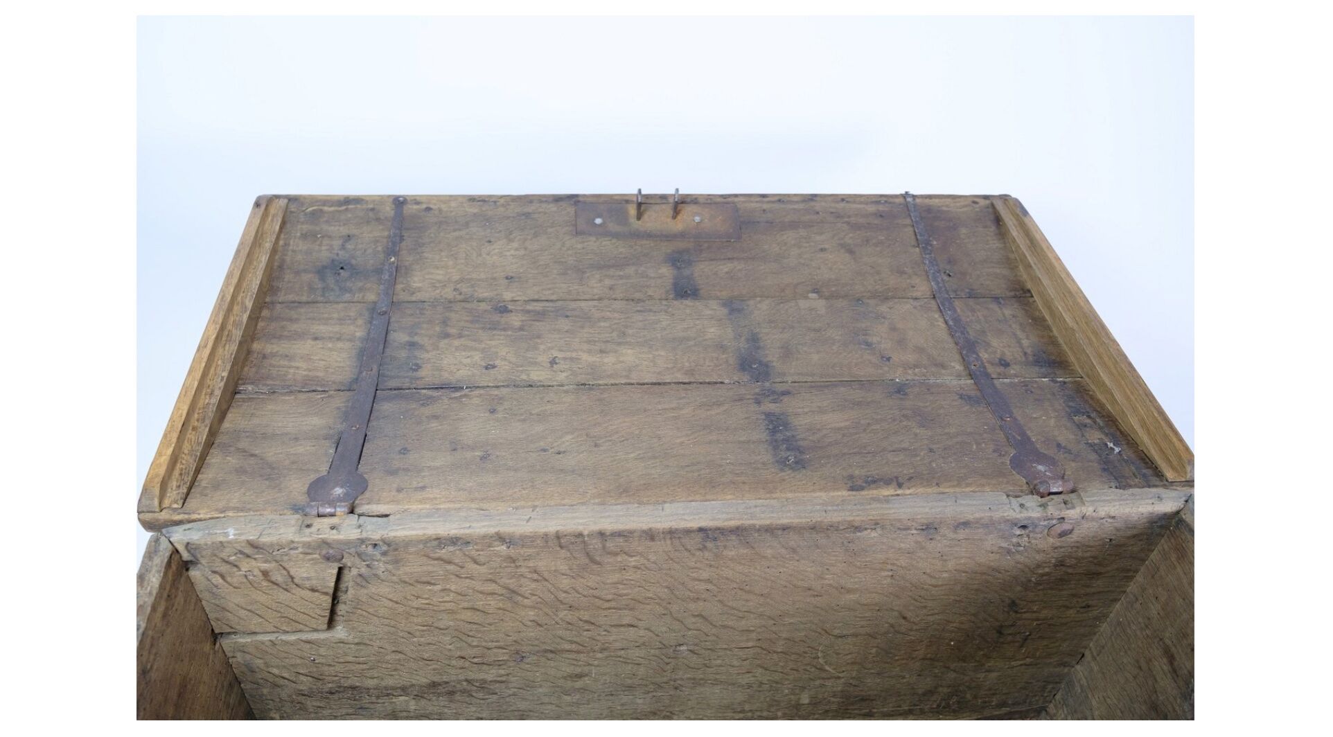 Oak coffin with carvings from around the year 1760s