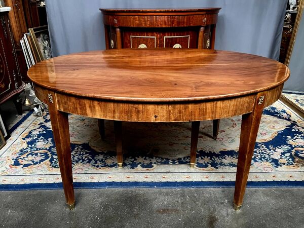 Table de style Empire. Placage de palissandre, bronze.