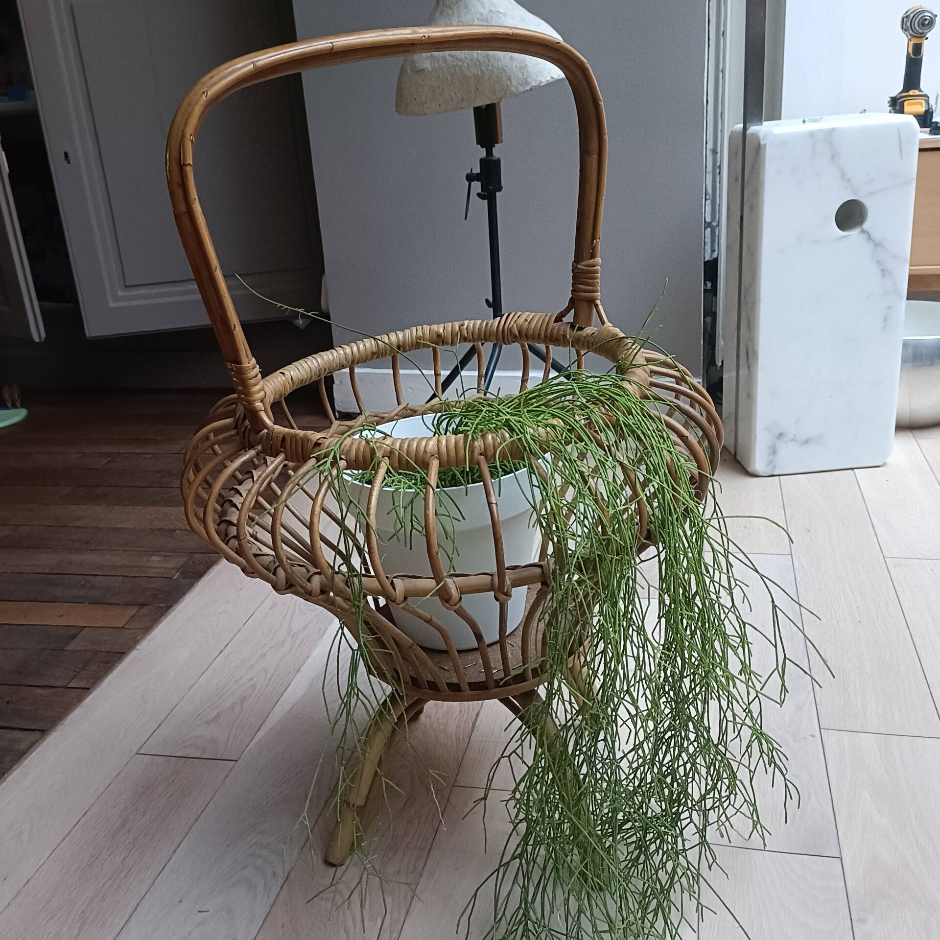 Travailleuse en rotin vintage