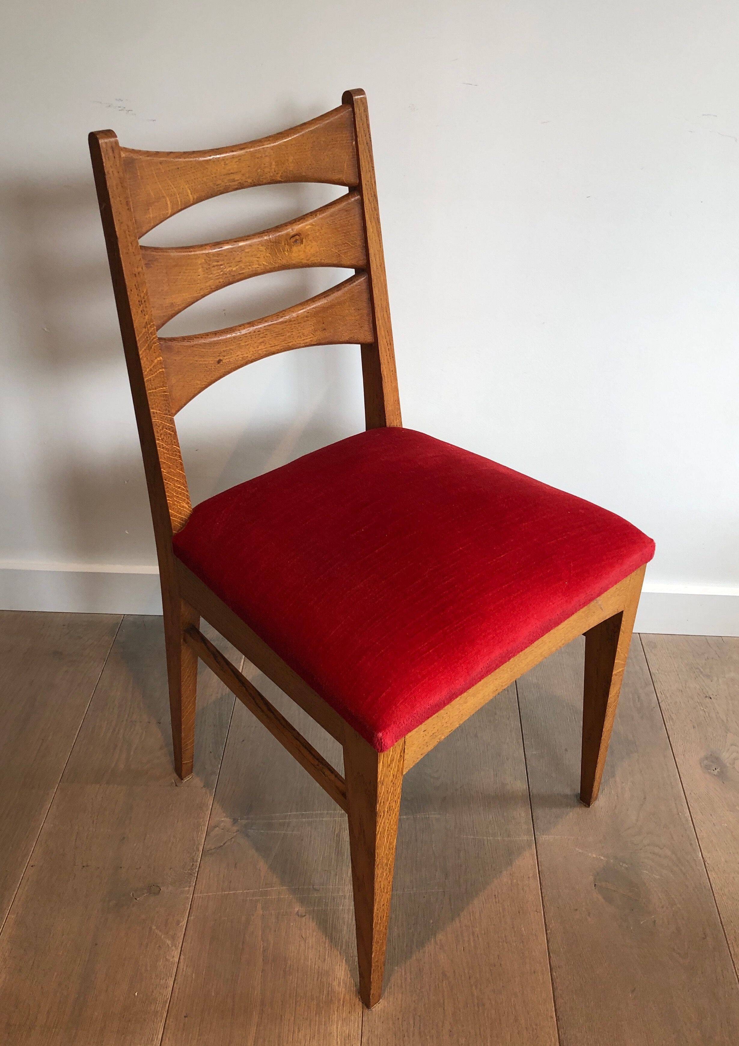 Suite de 6 chaises en chêne et assises de velours rouge
