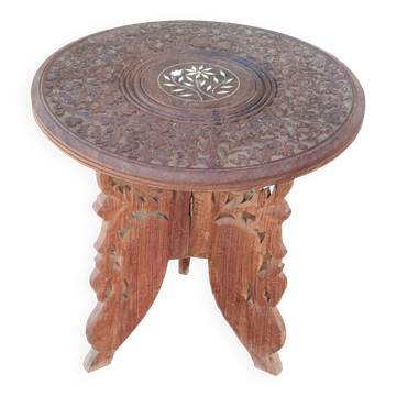 Ancienne petite table en bois sculptée