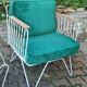 Fauteuil croisette en fer forgé avec coussins en velours vert