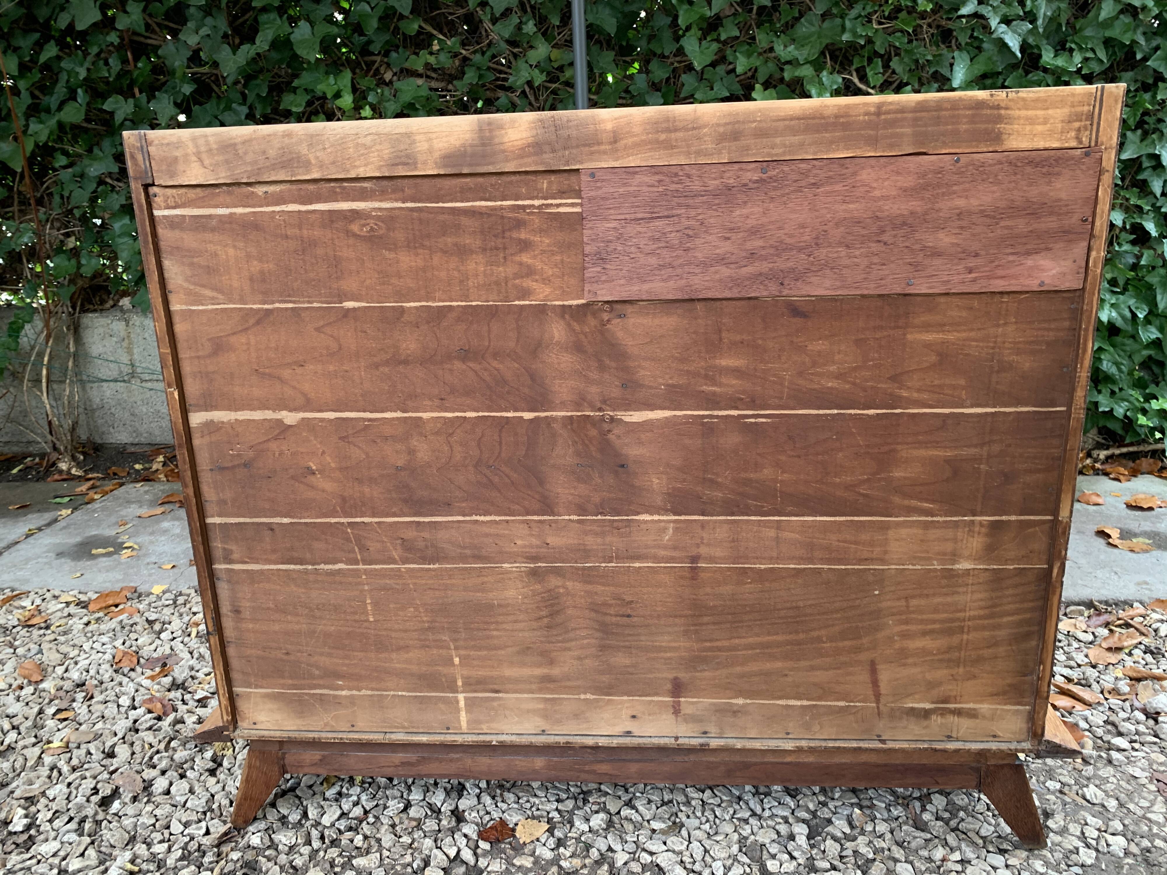 Buffet asymmetrical compass feet