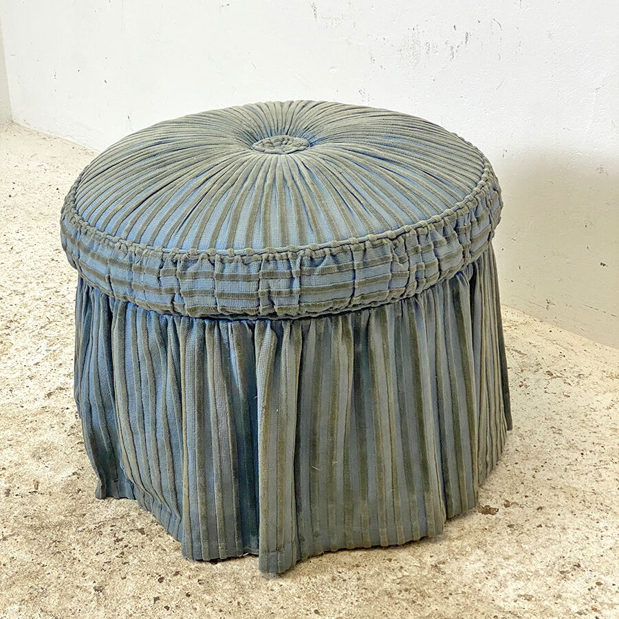 Pouf upholstered in blue velvet nineteenth century