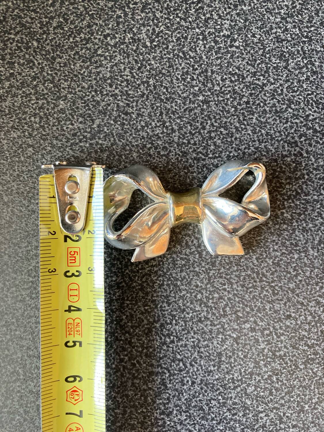 Name holders with bows in silver metal