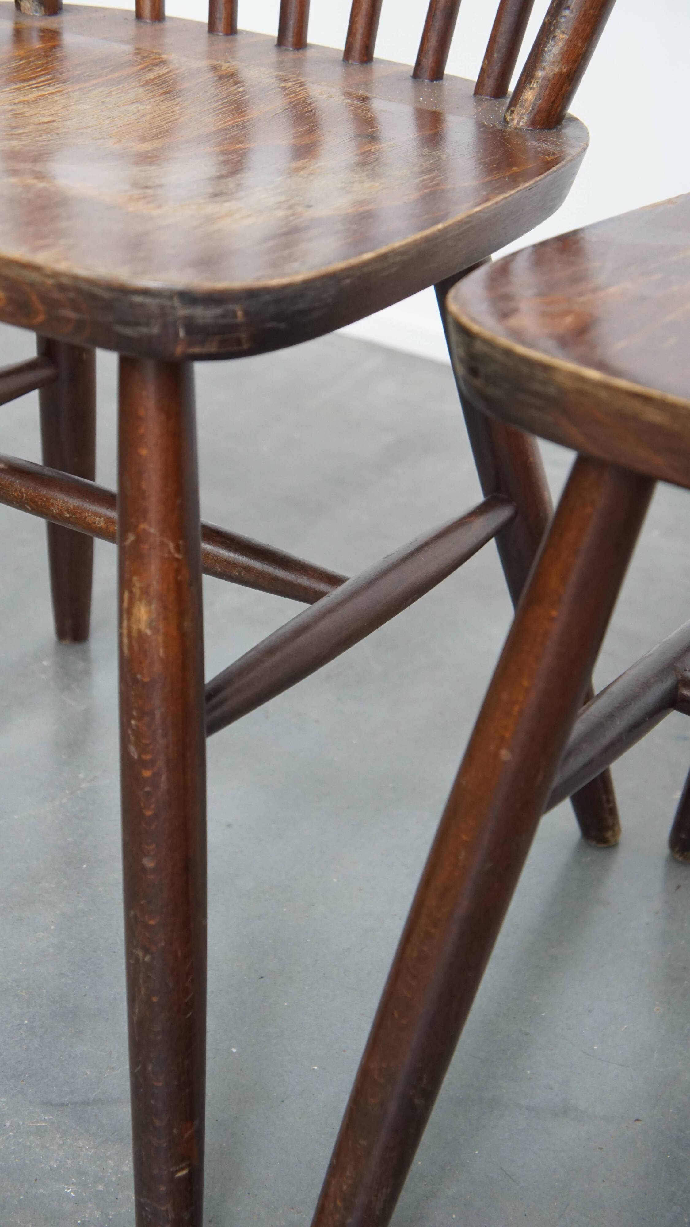 Ensemble de 8 chaises Windsor vintage en bois à dossier fuseau des années 1970