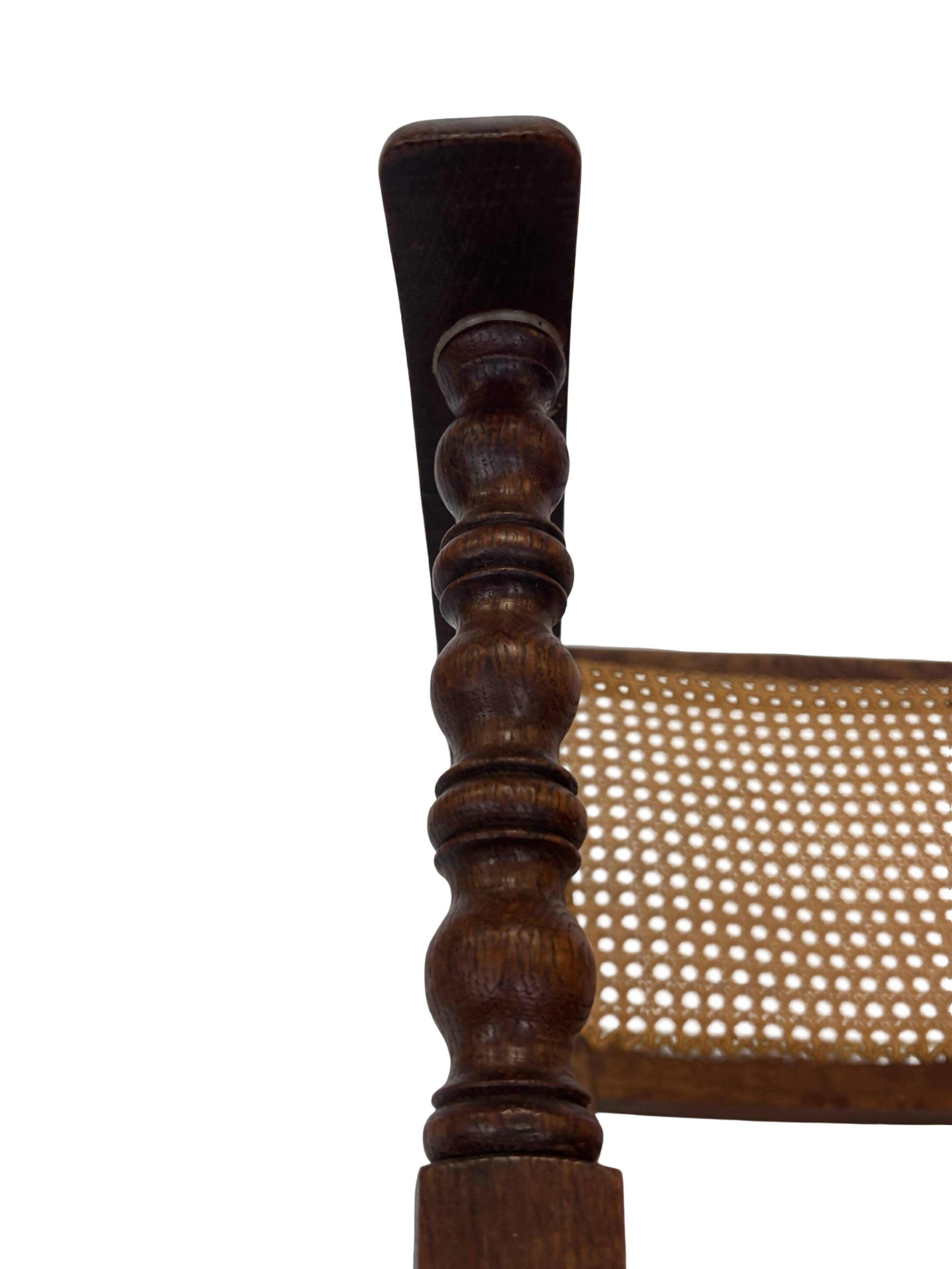 Fauteuil Art Déco en chêne tressé, design minimaliste.