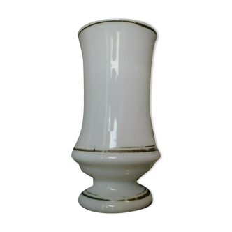 Vase on pedestal in white opaline 19th