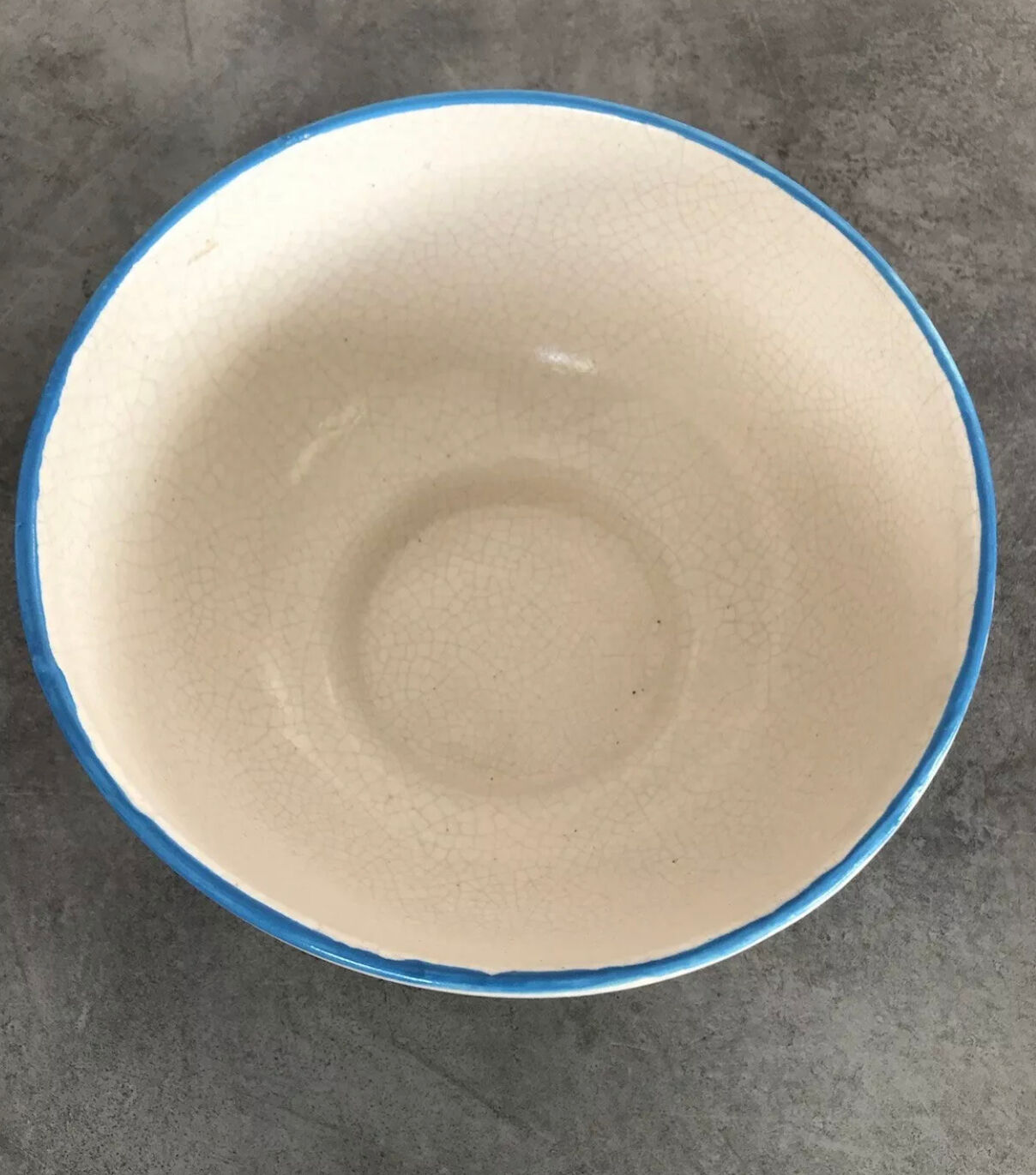 Plat coupe ancien en céramique craquelé à décor de peinture bleu