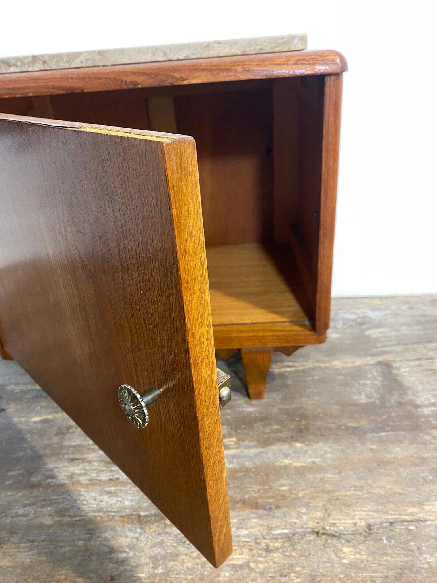 Petit meuble en bois à dessus de marbre, années 1950