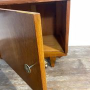 Petit meuble en bois à dessus de marbre, années 1950