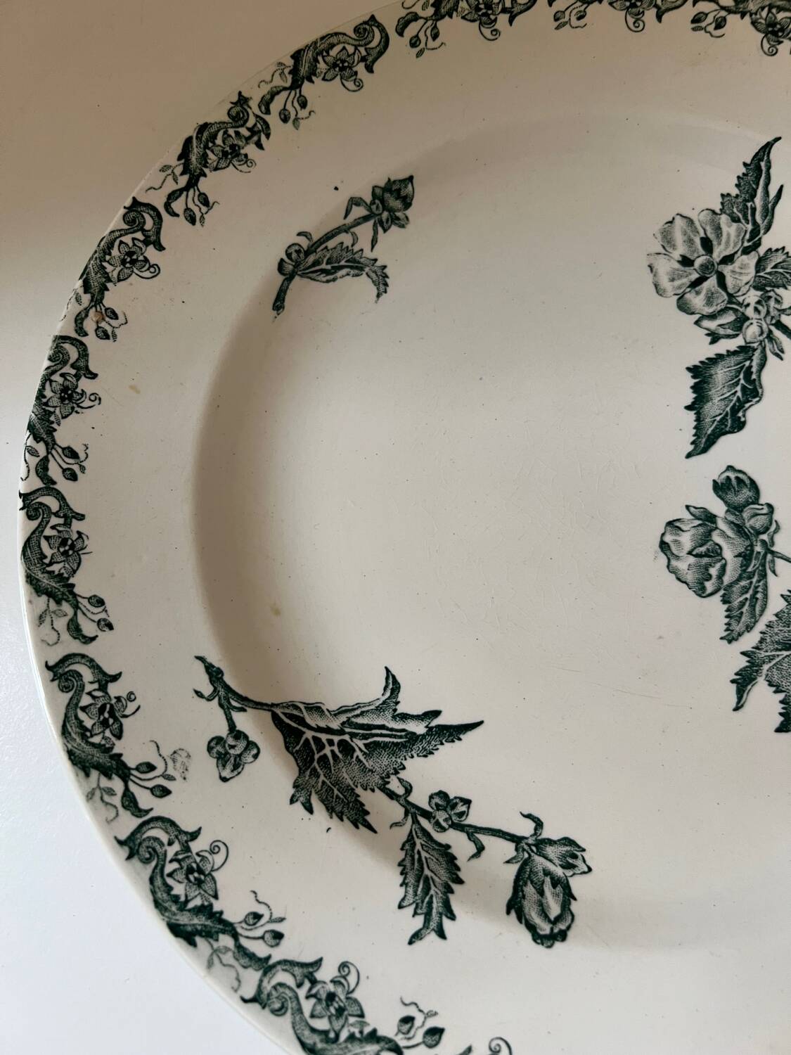 Large round serving dish Terre de Fer Richelieu St Amand