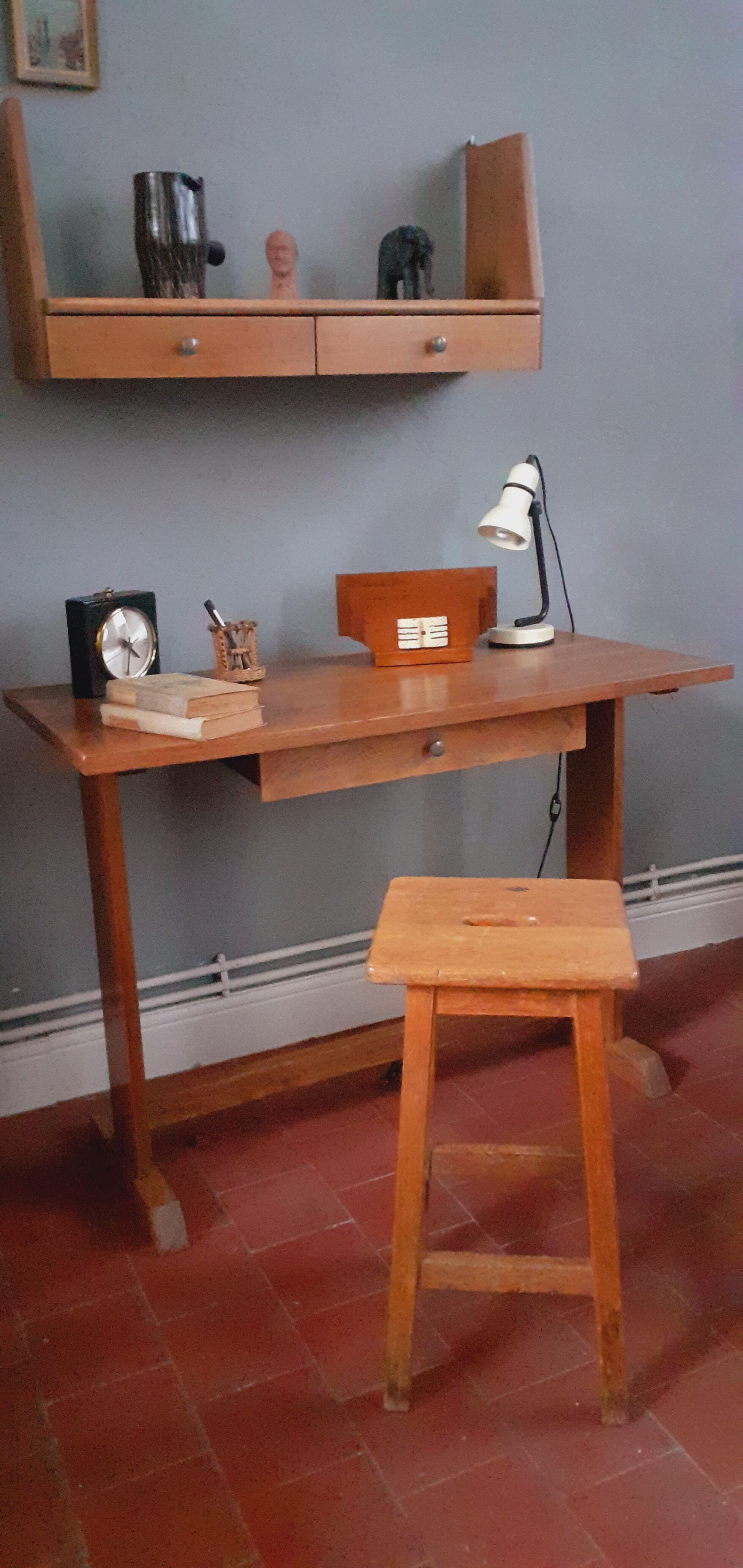 Tabouret d'atelier vintage en chêne massif année 40