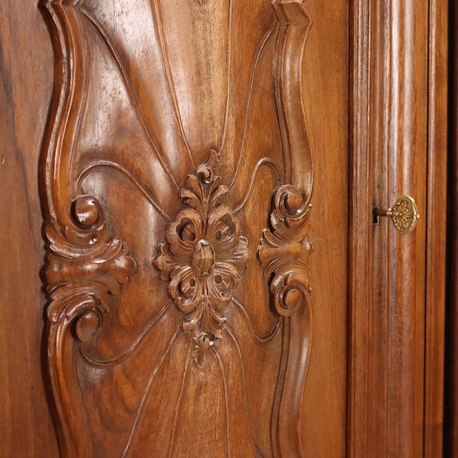 Armoire 3 portes ancienne de style baroque en noyer, XXe siècle
