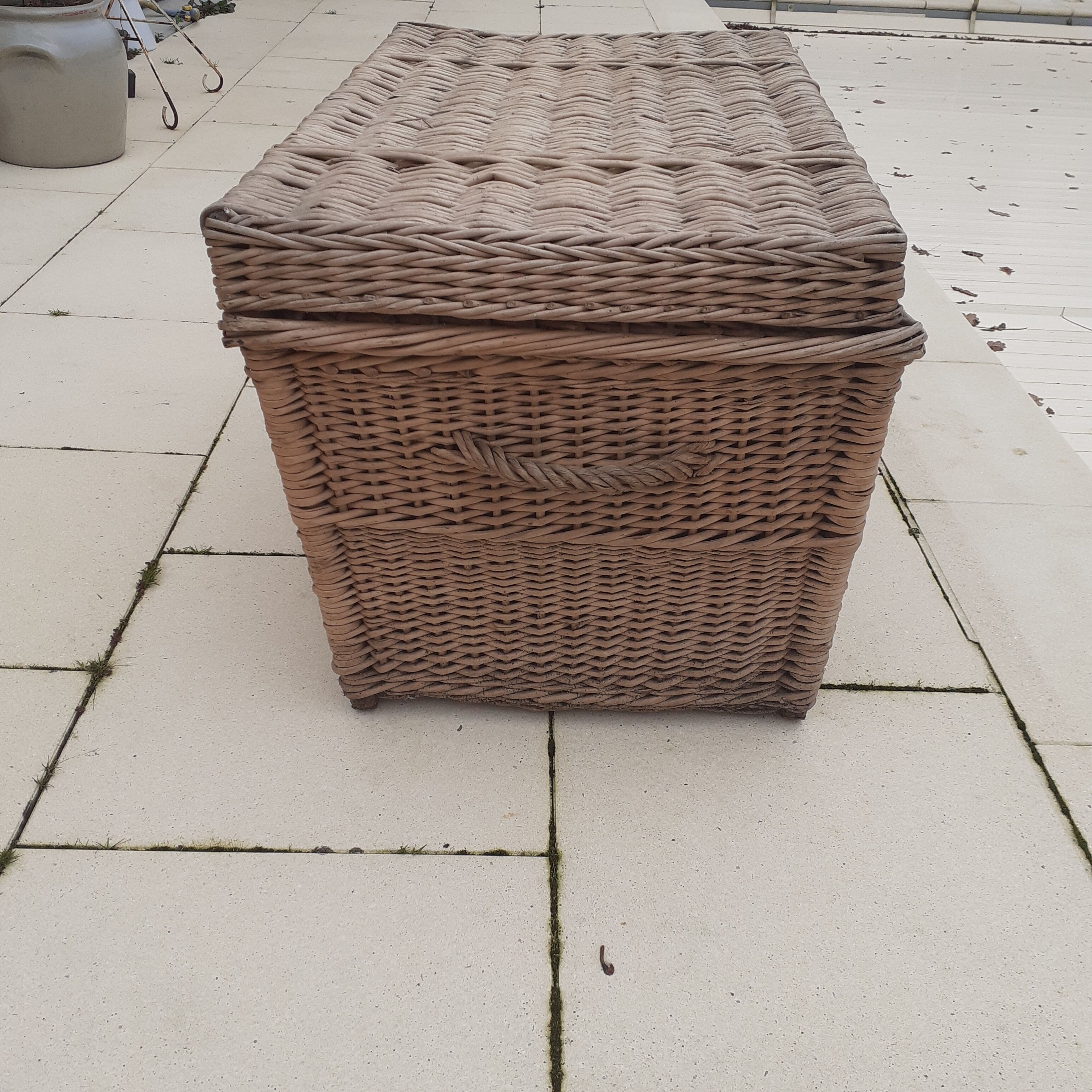 Large wicker trunk with its closing bar.
