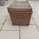 Large wicker trunk with its closing bar.