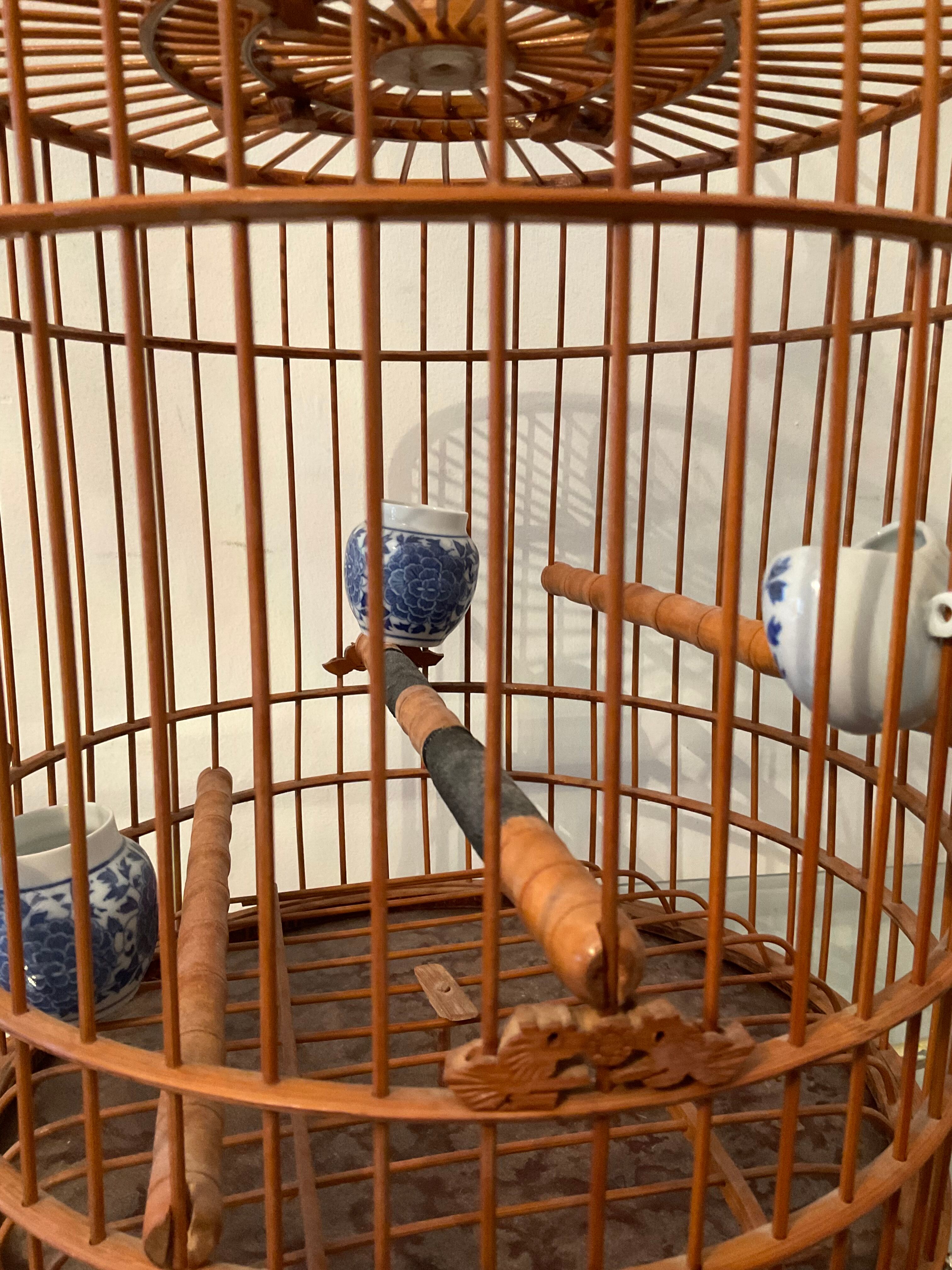Ancienne cage à oiseaux en bois et rotin
