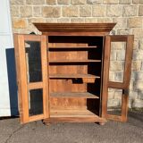 Armoire vitrée en noyer du  français