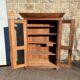 Armoire vitrée en noyer du  français