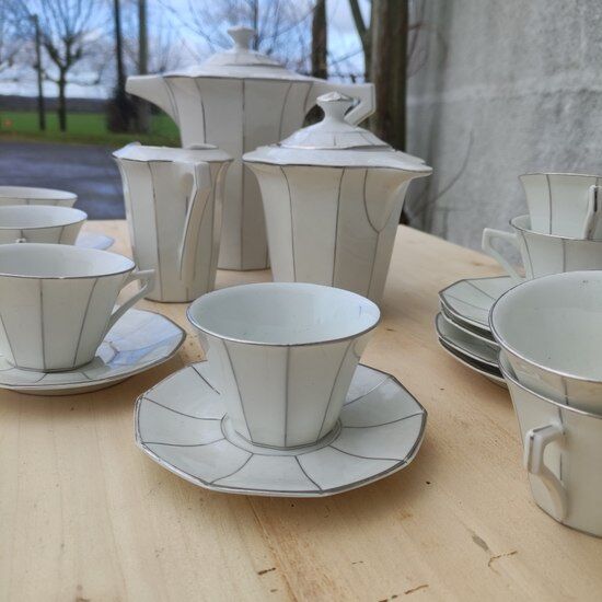 Coffee maker and cups