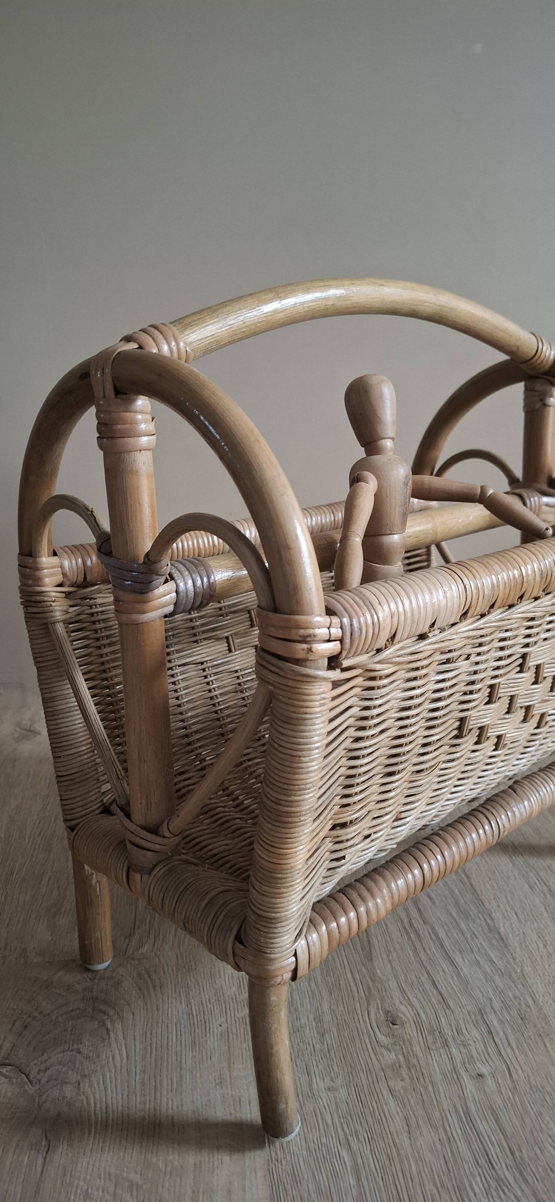 Heart-shaped rattan magazine rack