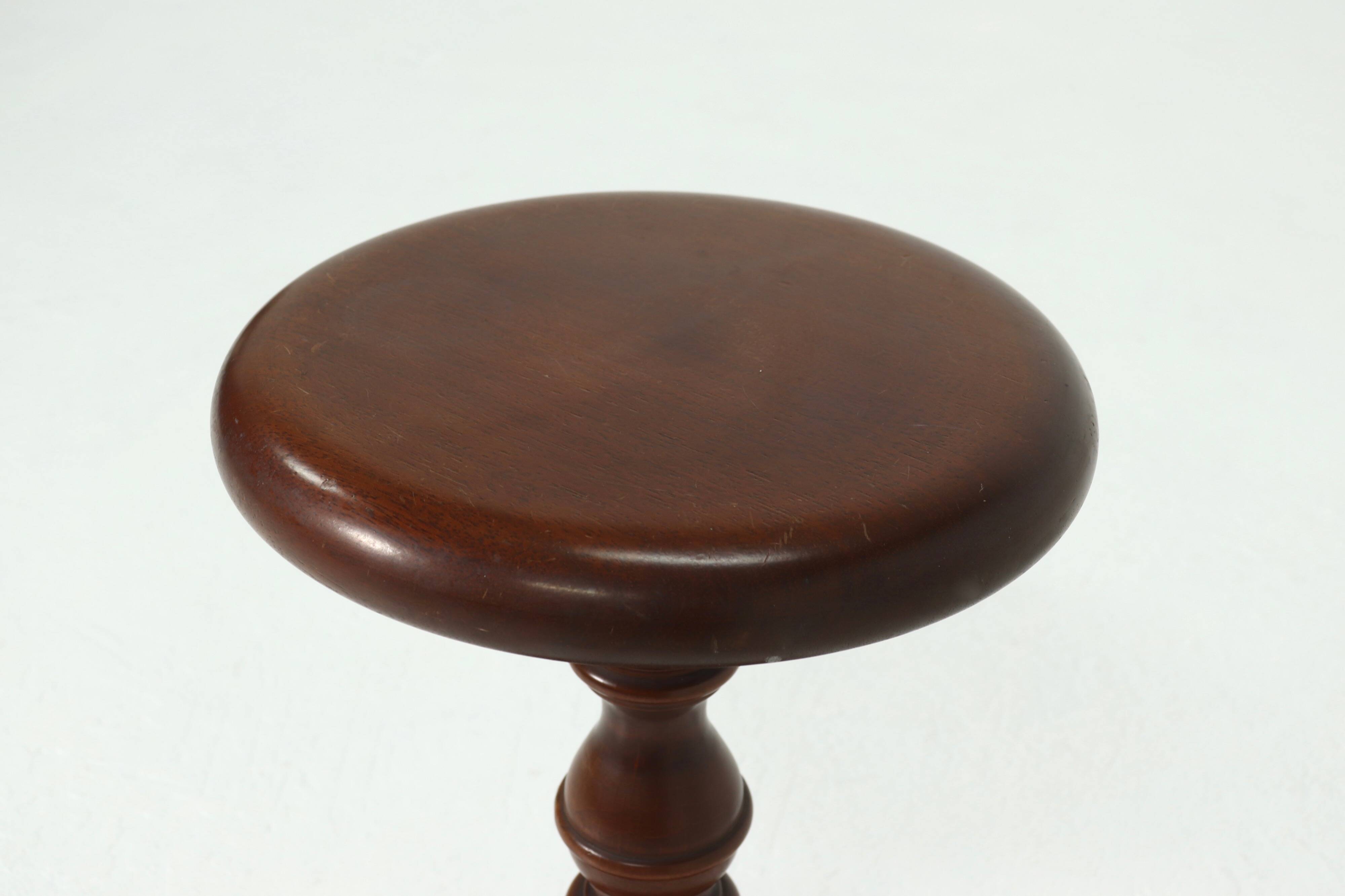 Table d'appoint décorative en bois massif des années 1960