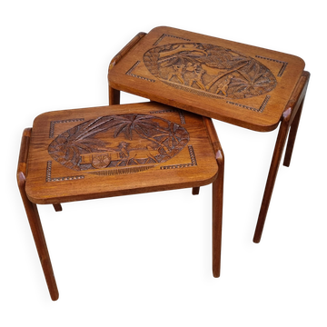 Paire de tables gigognes malgaches en bois sculpté, signées, m.o.f, 1955