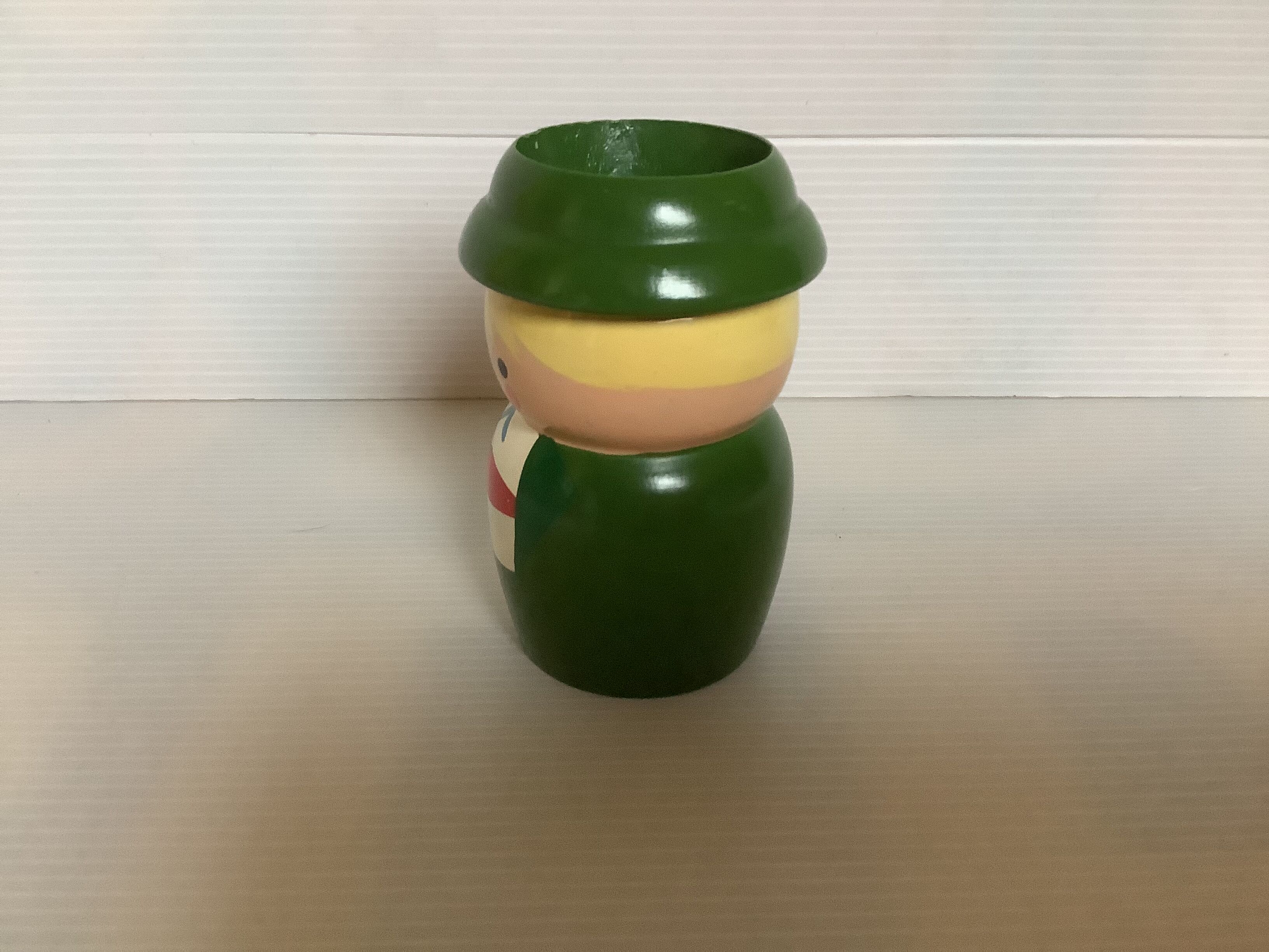 Coquetier wood painted small character