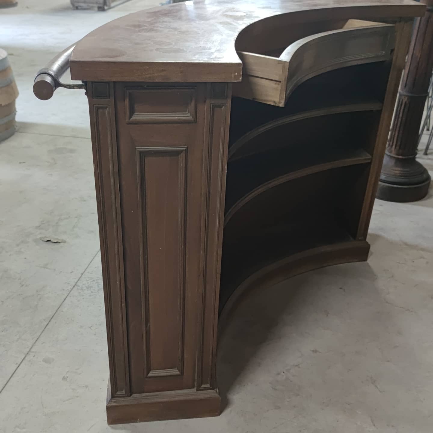 Walnut quarter-circle bar counter dating from the 50s/60s