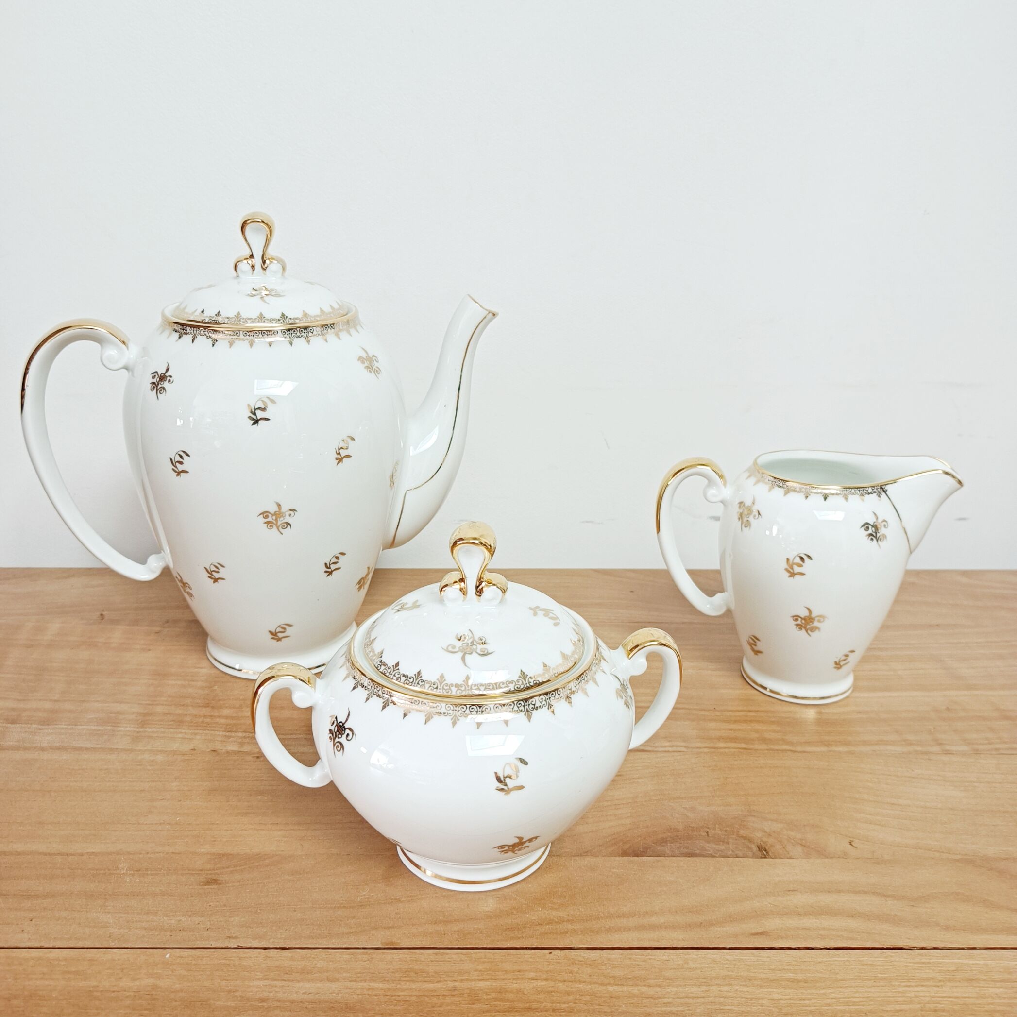 Coffee set in white and gold porcelain