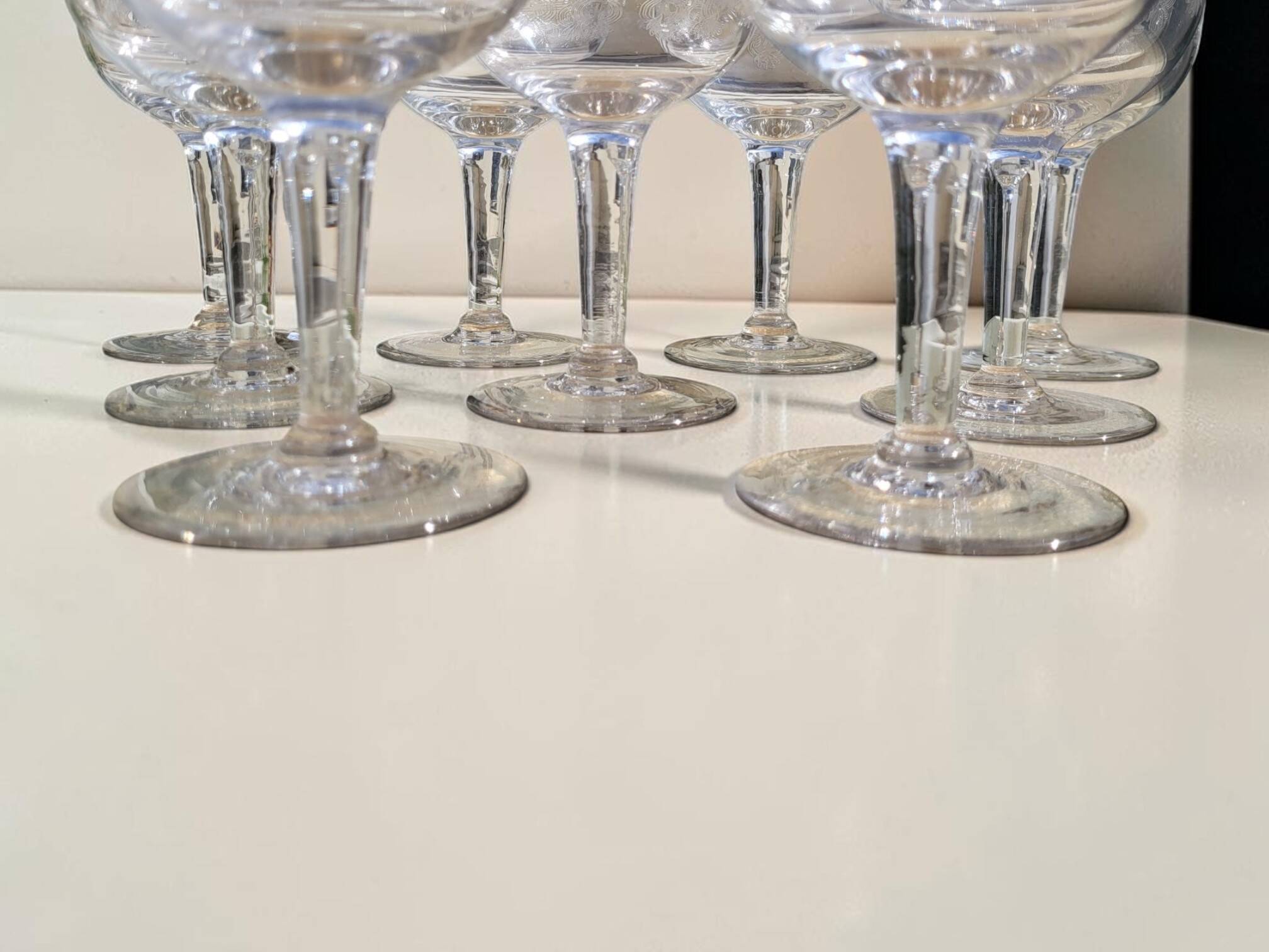 9 verres à vin guillochés déb. XXème