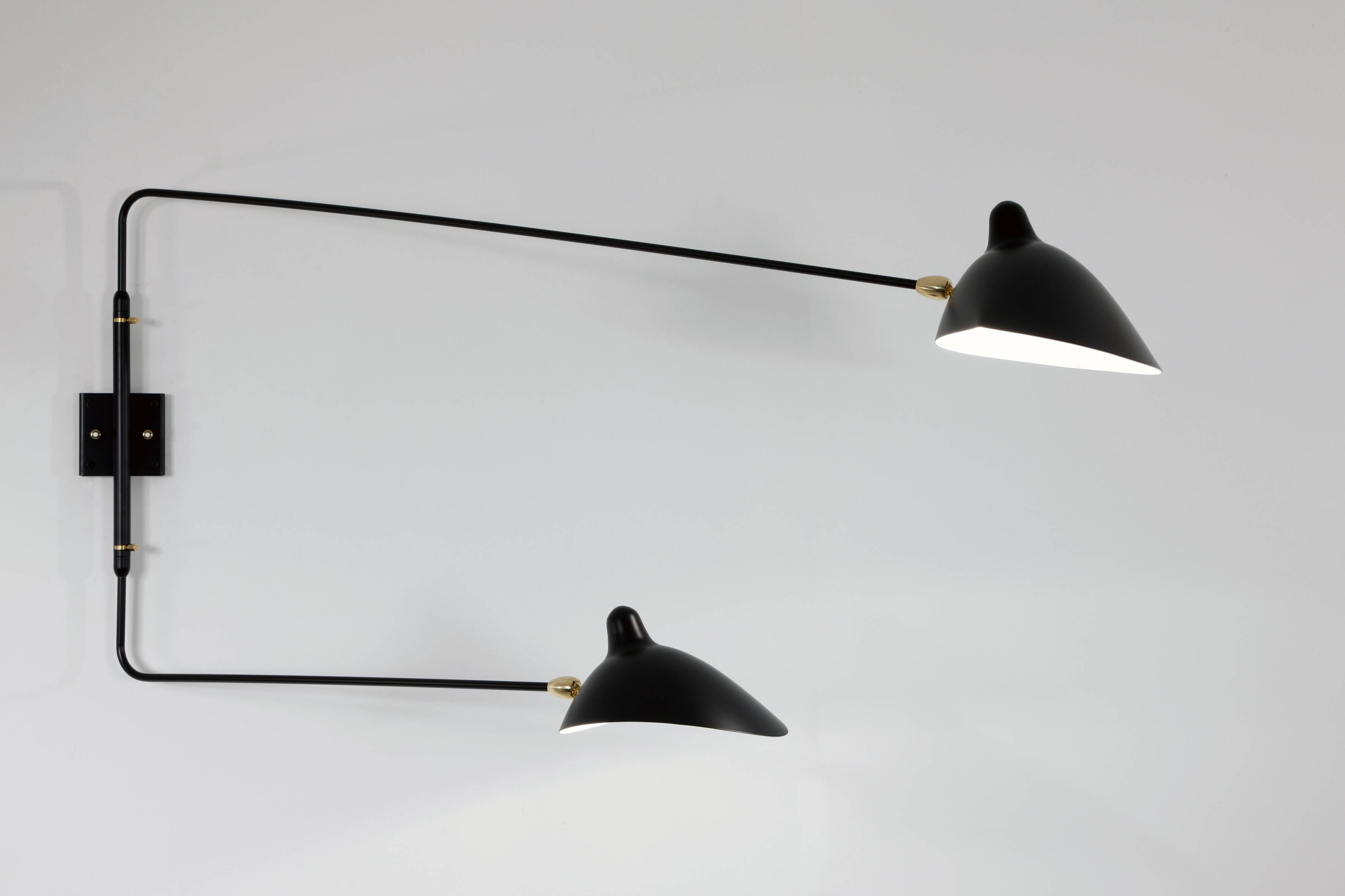 Wall light with two straight pivoting arms