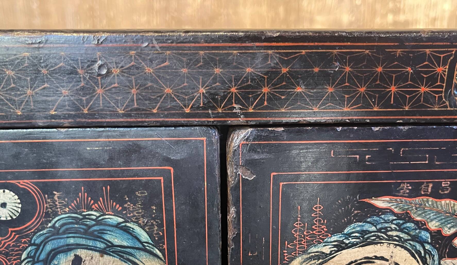 Antique Chinese chest with 2 doors