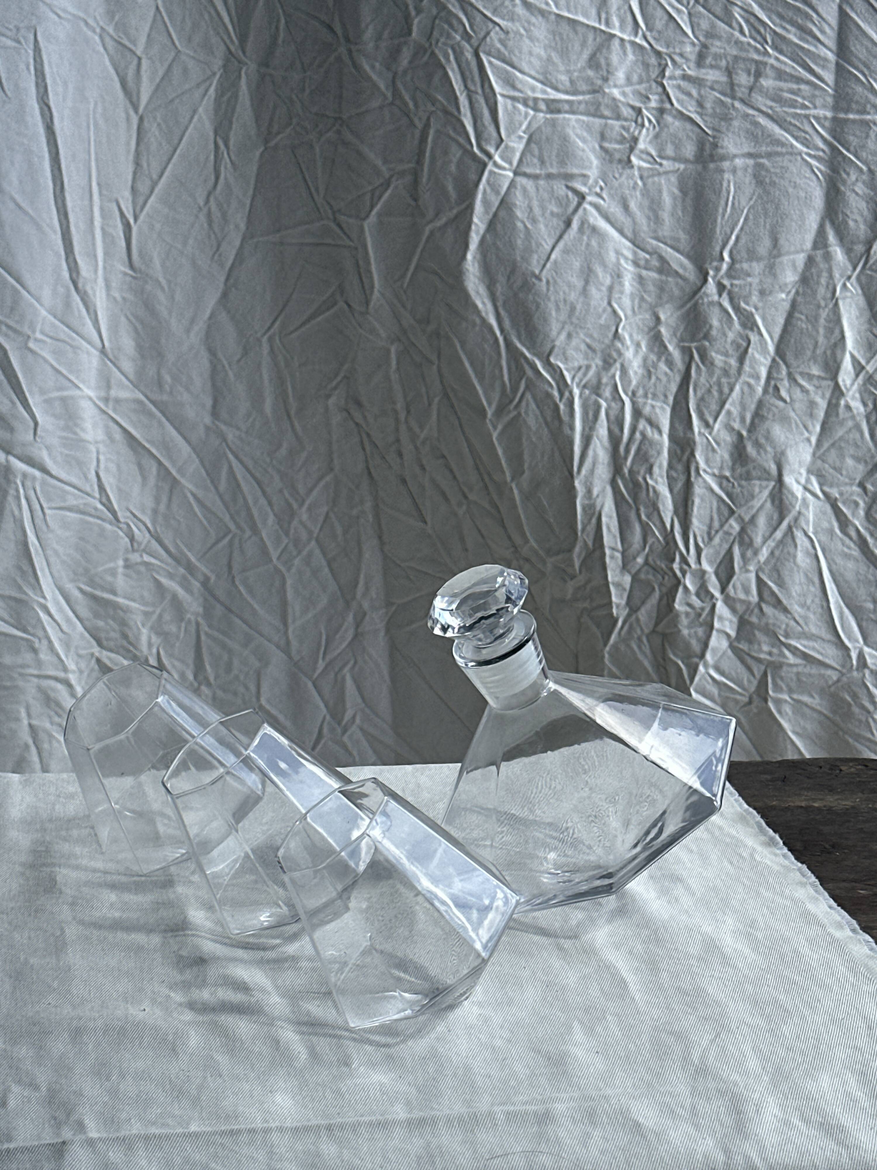 Small geometric carafe with diamond-shaped stopper and its 4 glasses