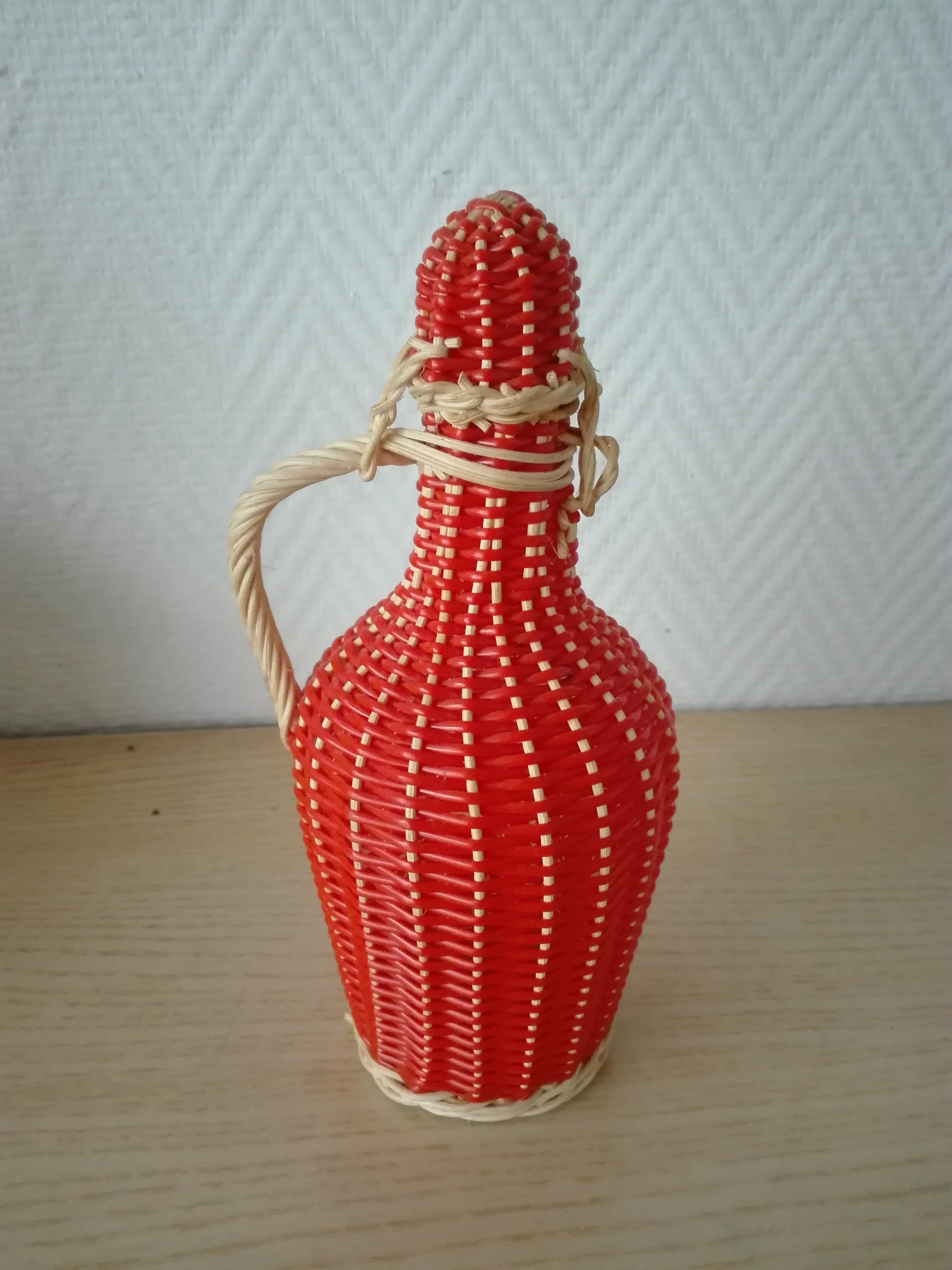 Bottle rattan and red vintage scoubidou