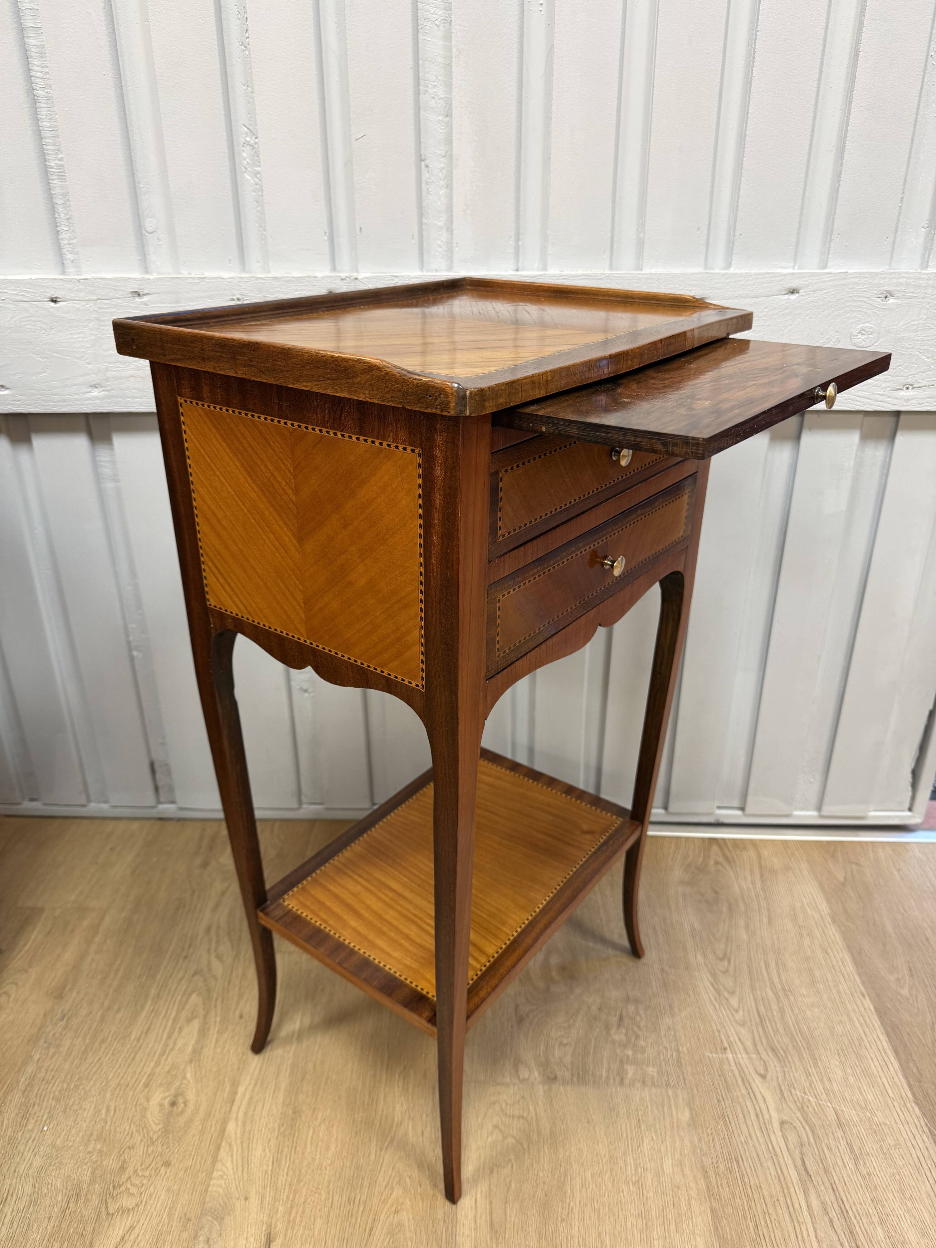 Petite table d appoint de style Louis XV