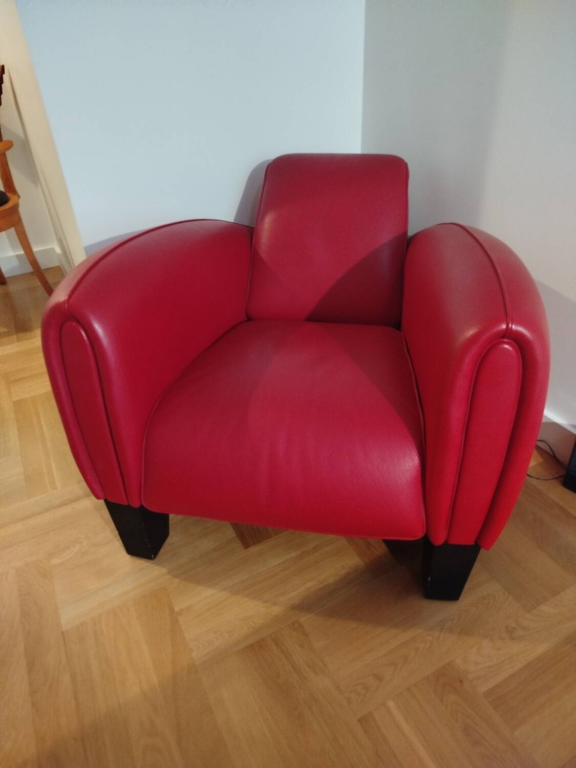 Fauteuil club design contemporain en cuir rouge – pièce sculpturale