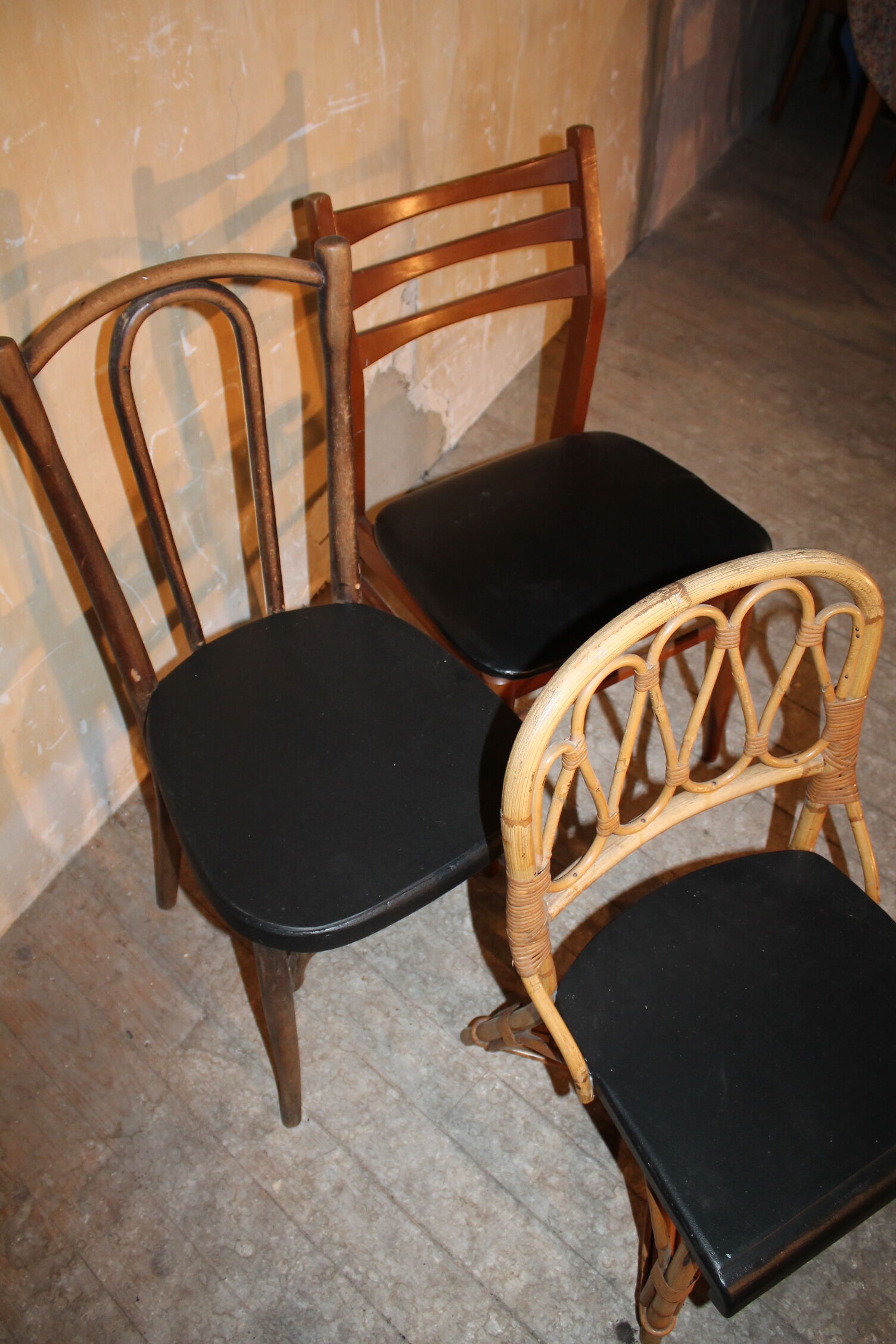 Lot of 25 chairs