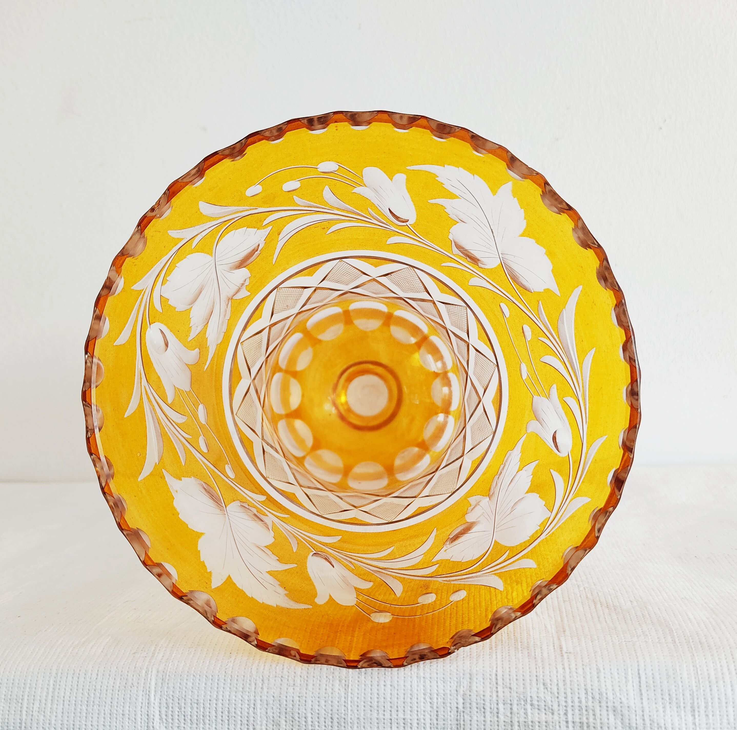 Vase verre doublé jaune fleurs incisées