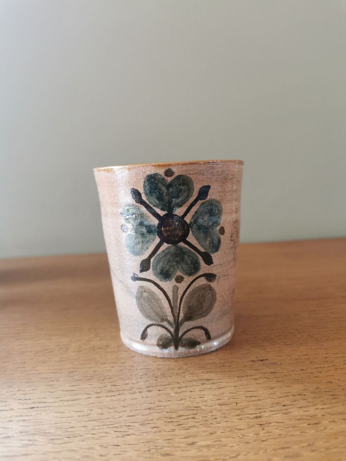 Suite of 4 vintage mugs