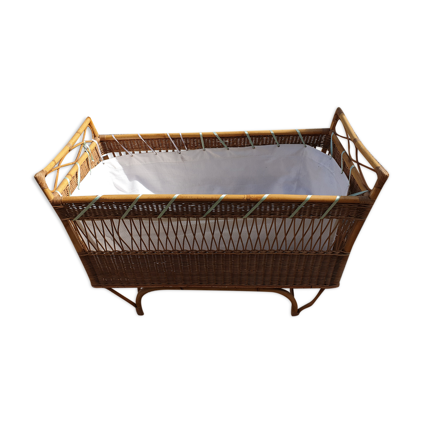 Rattan children's basket bed