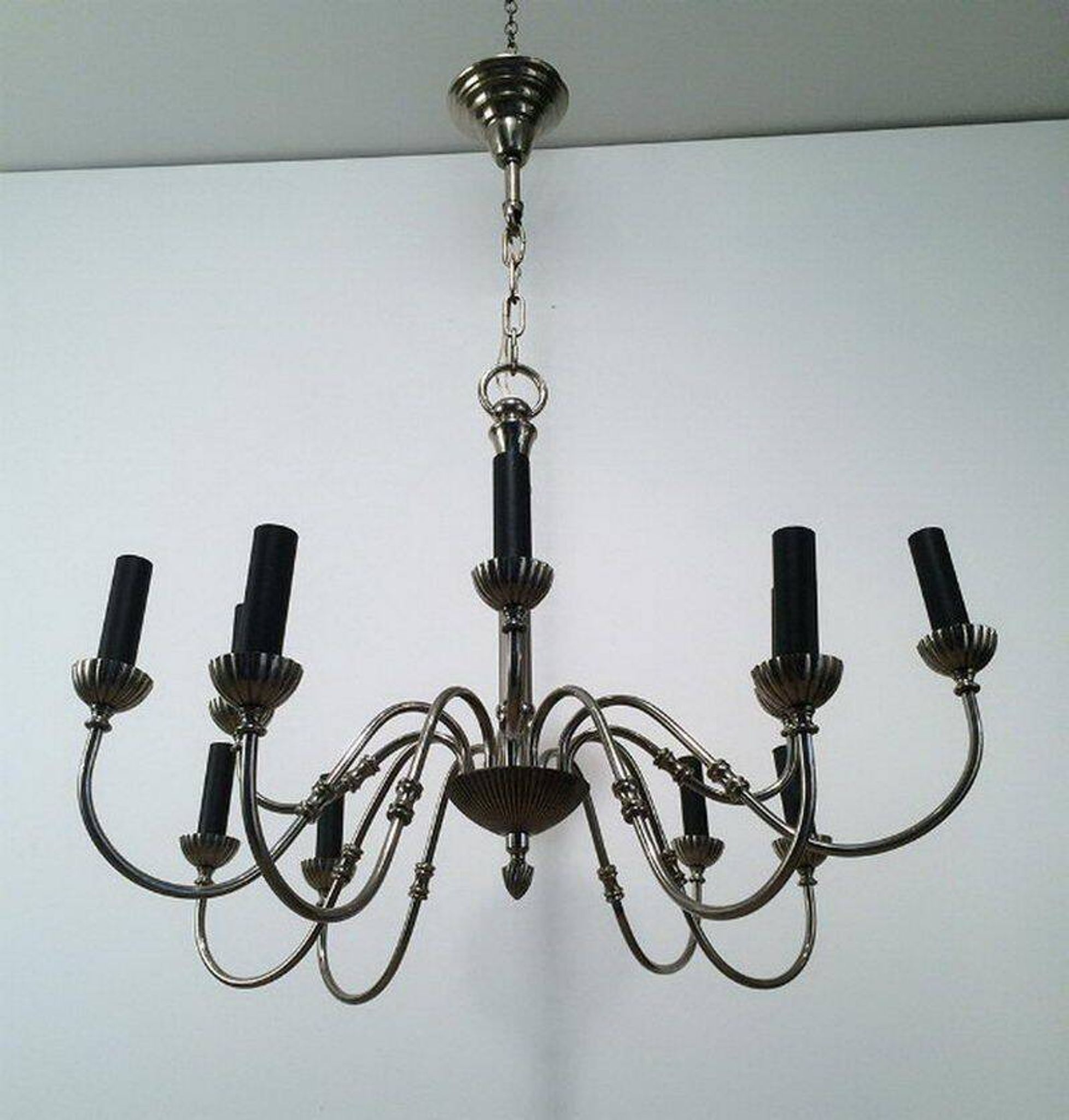 Lustre de style néoclassique en métal argenté à 12 bras de lumière