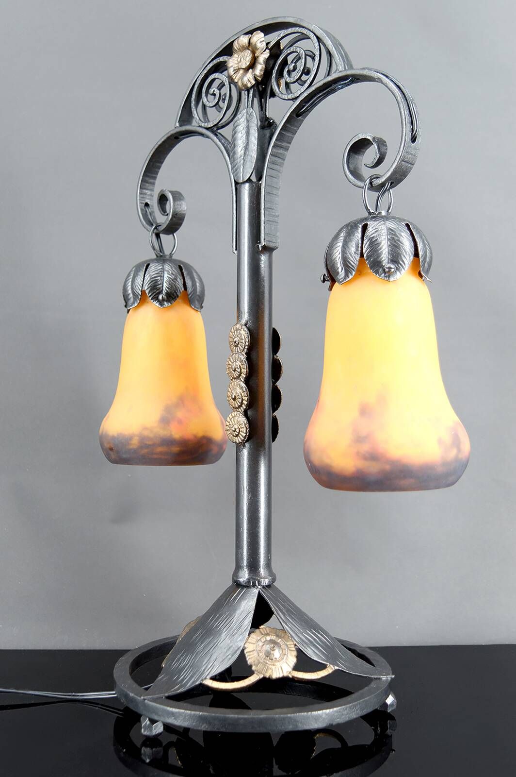 Lampe bicéphale Art Déco, fer forgé à double patine– Muller Frères, c. 1920