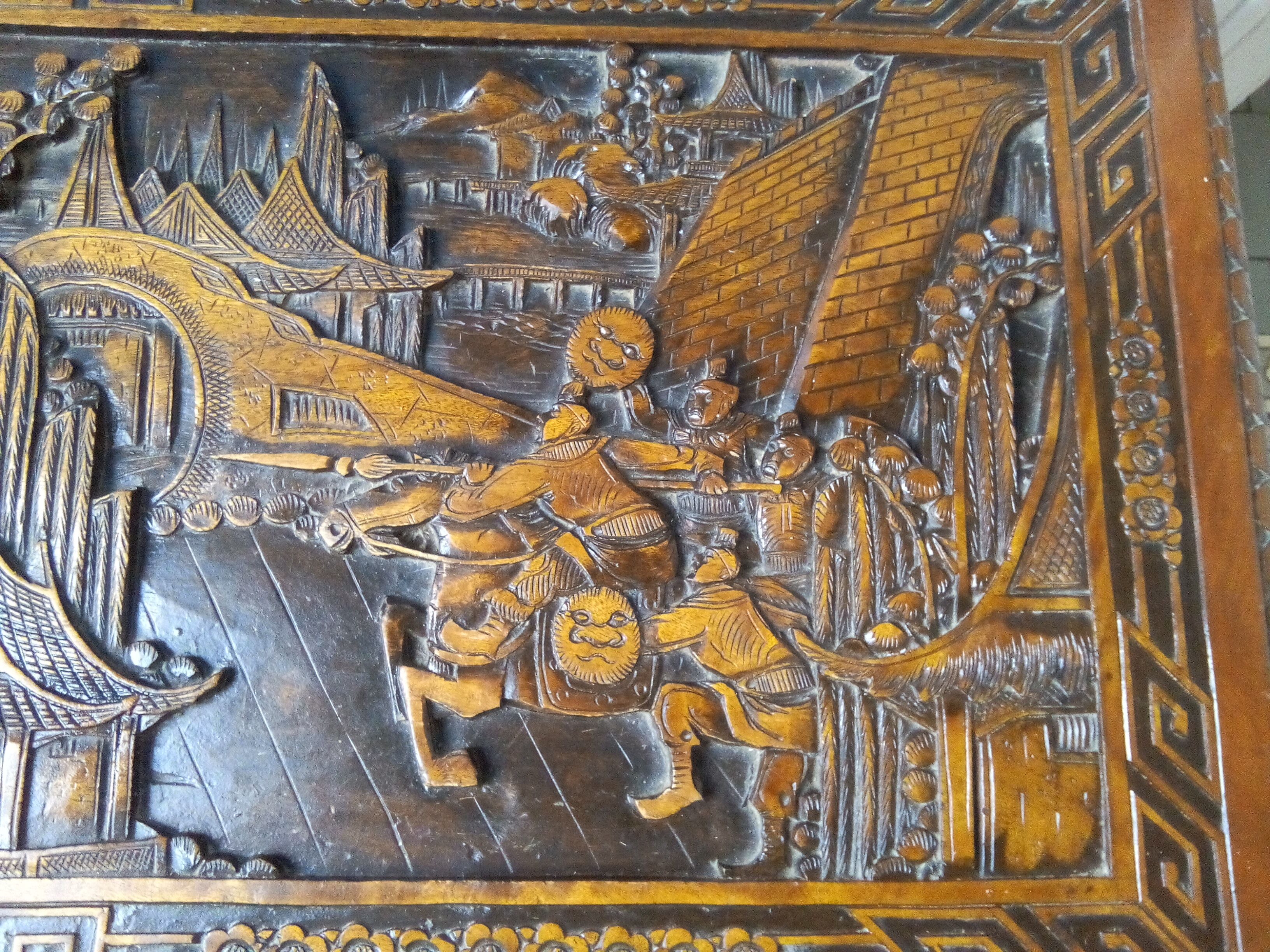 Coffre Indochinois en camphrier sculpté