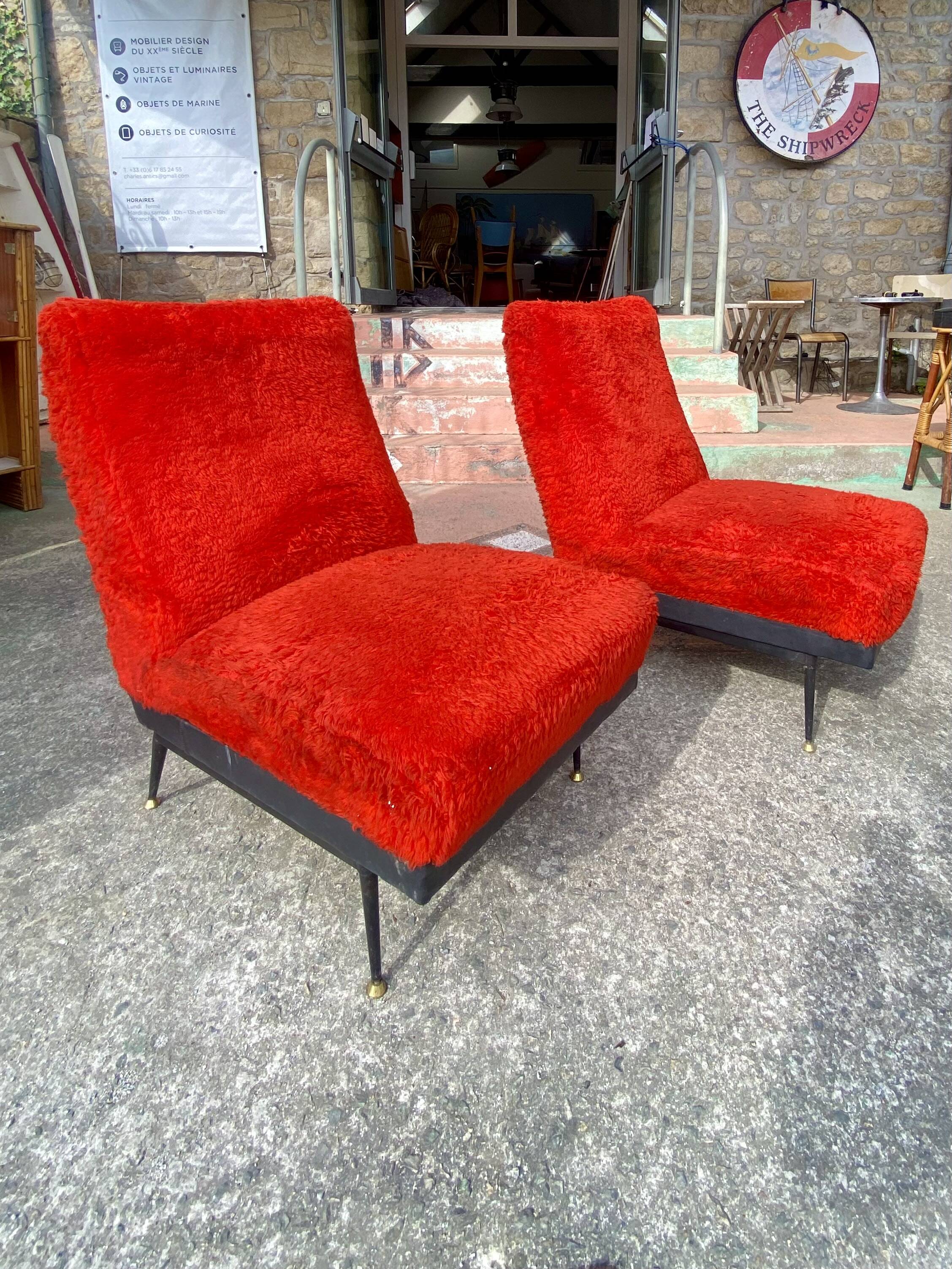 Paire de chauffeuses en moumoute rouge vers 1960