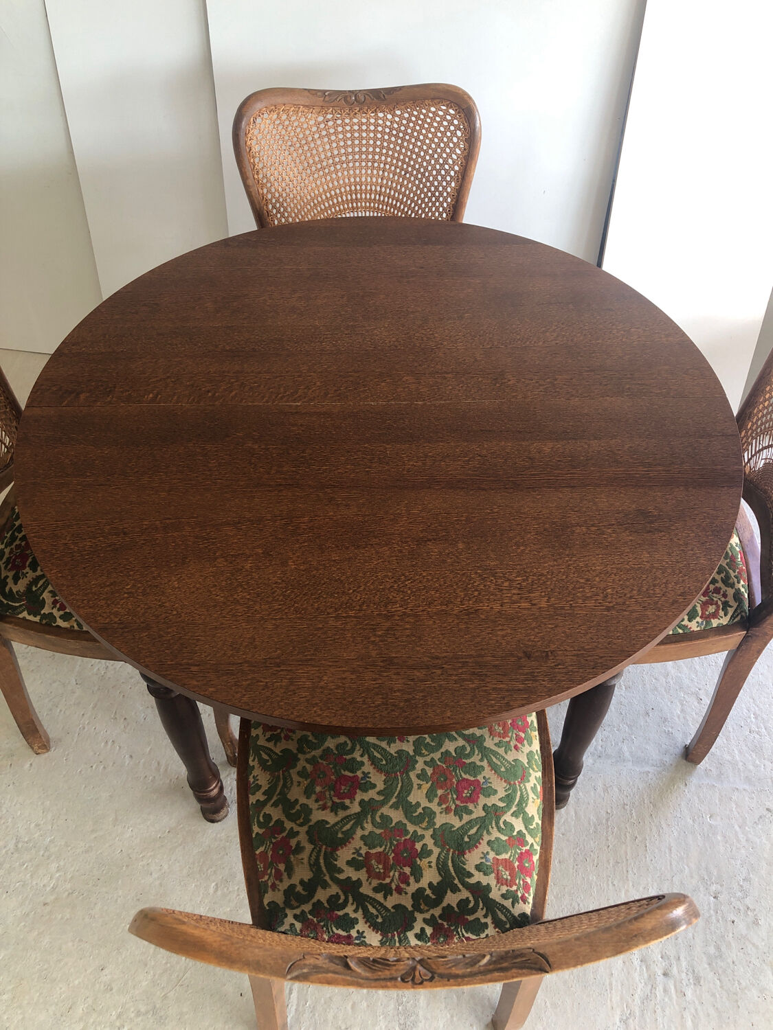 Table ronde avec rallonges et 4 chaises dossier cannage Vintage