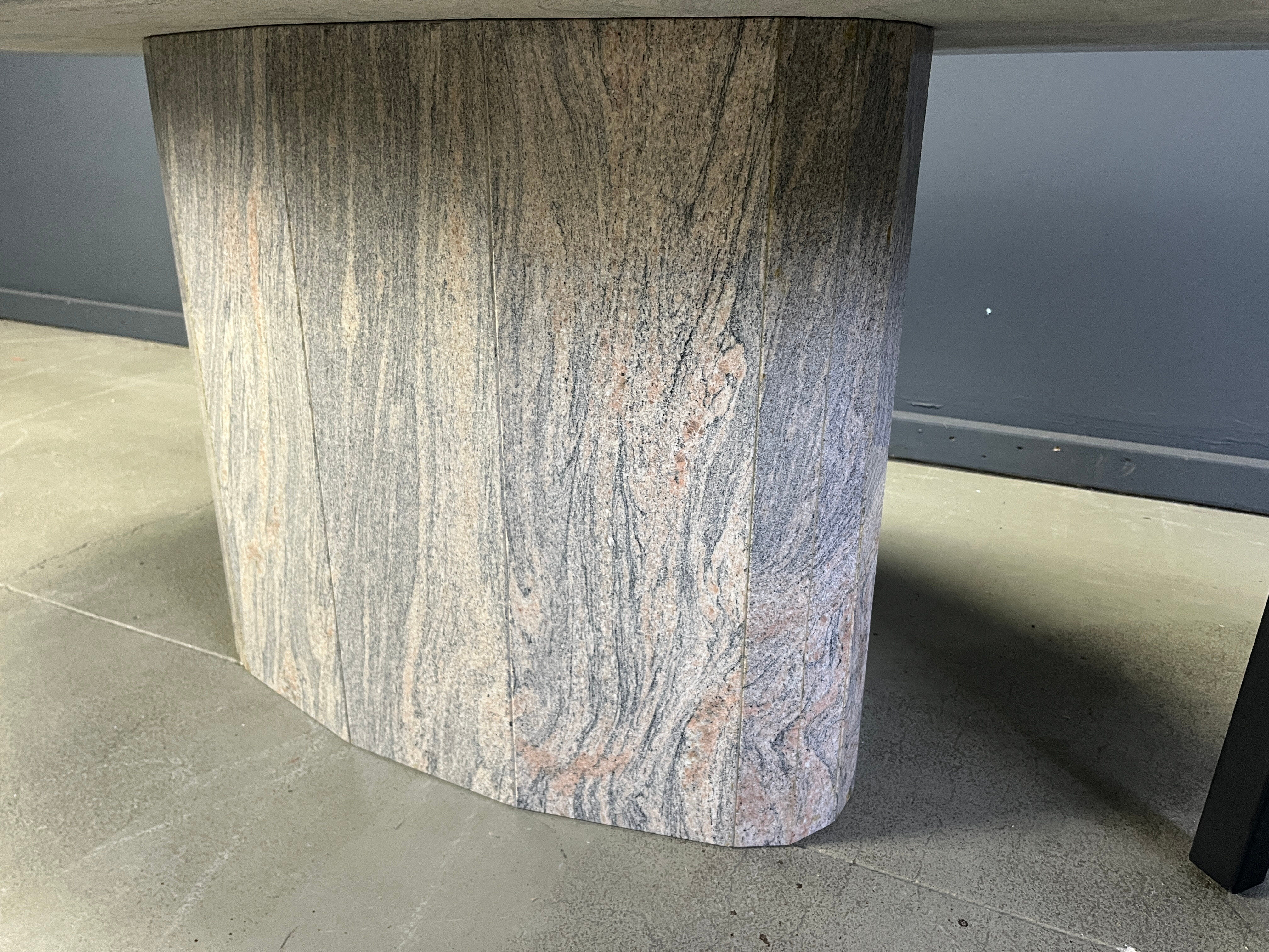 Table à manger en granit ovale vintage, années 1970
